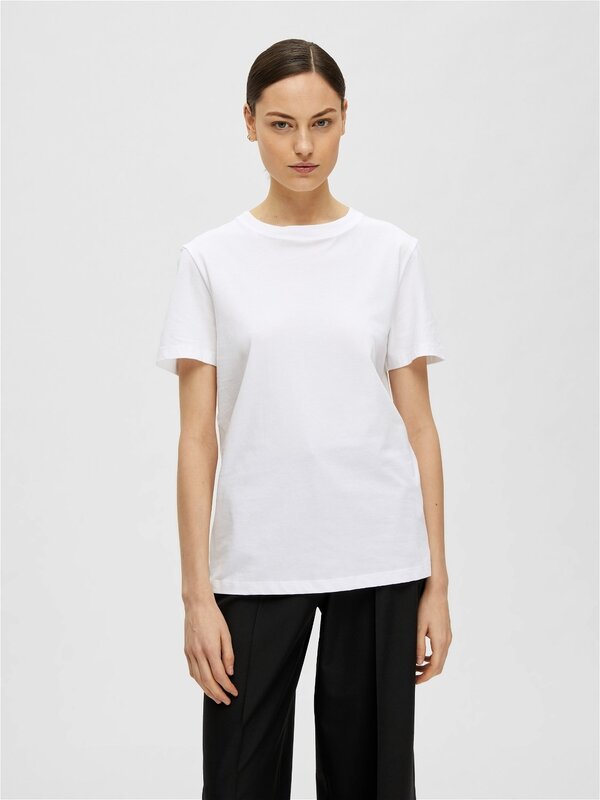 Selected Basic T-Shirt 5. Geef je basics dit seizoen een update met dit klassieke T-shirt. Gemaakt van zacht en ademend k...