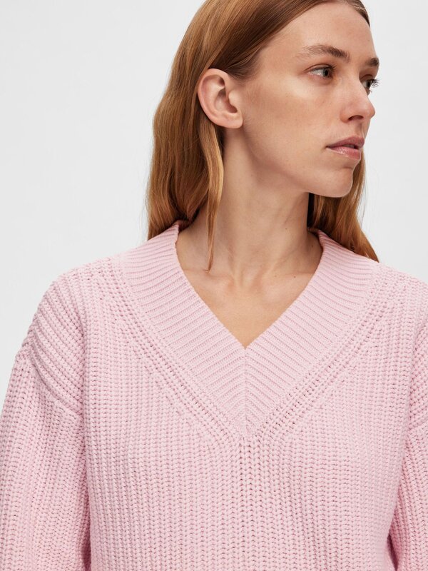 Selected V-neck knitted jumper Selma 3. Classic knitwear is a non-negotiable in our winter wardrobe. This V-neck knitted ...