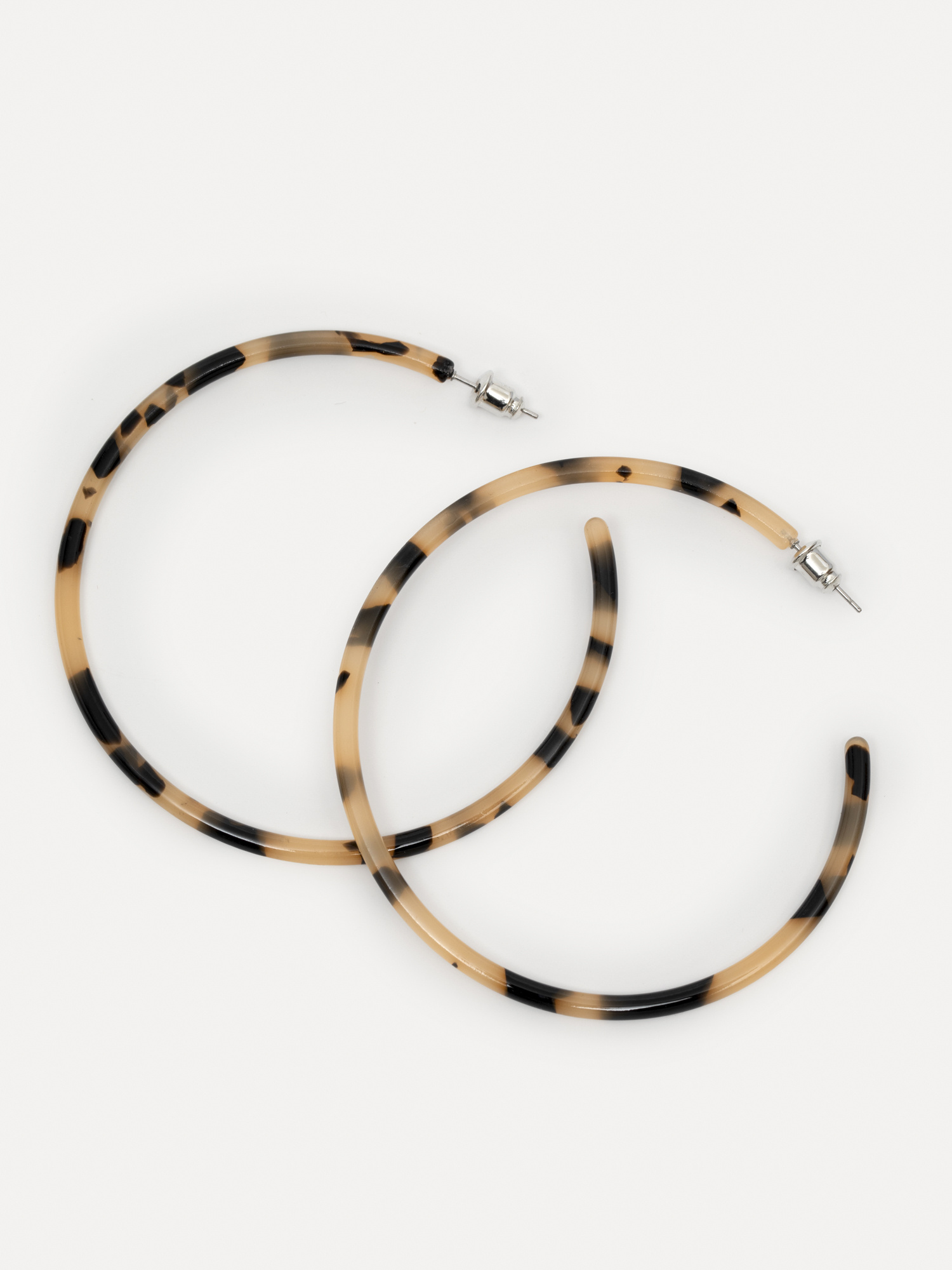 Les Soeurs Set de boucles d'oreilles Maya 1. Laissez-vous rayonner avec ces boucles d'oreilles, où l'allure classique et ...