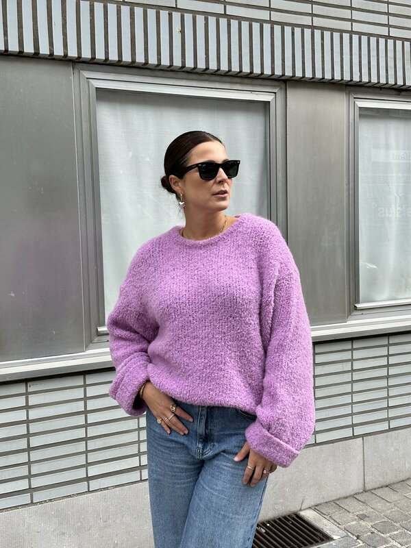 American Vintage Bouclé knitted jumper Zolly 1. Create a cozy and warm look with this lilac knitted sweater. The bouclé k...