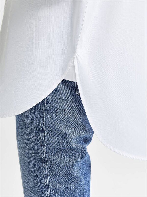 Selected Oversize Chemise Hema 4. Cette chemise a une coupe surdimensionnée grâce aux coutures d'épaule abaissées, ce qui...