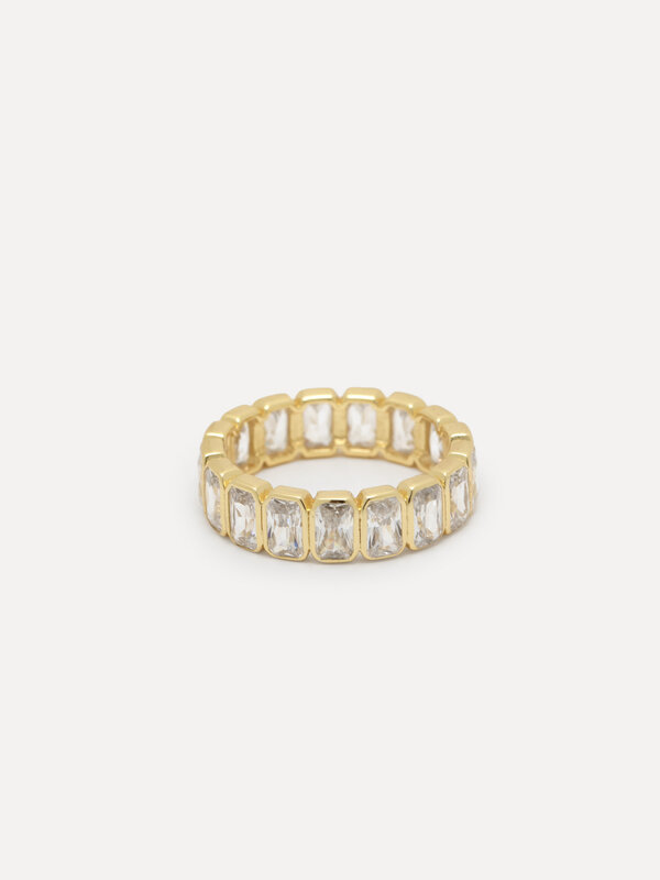 Les Soeurs Bague Gioia Baguette 2. Découvrez cette bague éblouissante au design généreux, zircone claire parfaitement enc...