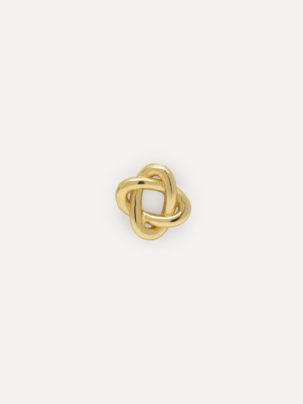 Les Soeurs Earring  Jolie Knot 1. A stylish ear stud in the shape of an infinity knot. Crafted from recycled sterling sil...