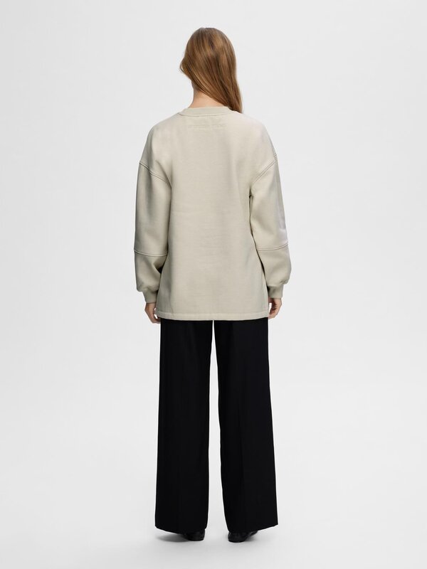 Selected Oversized sweatshirt Yrsa 5. It’s all about the details with this oversized sweatshirt. Thanks to its dropped sh...