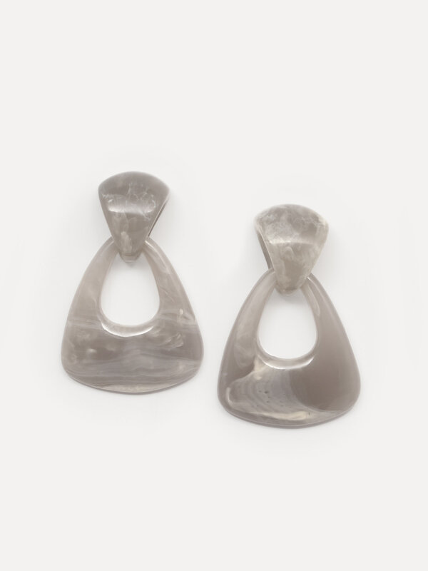 Les Soeurs Resin earring set Merel 1. Make a statement with these beautiful grey resin earrings, featuring a stunning mar...