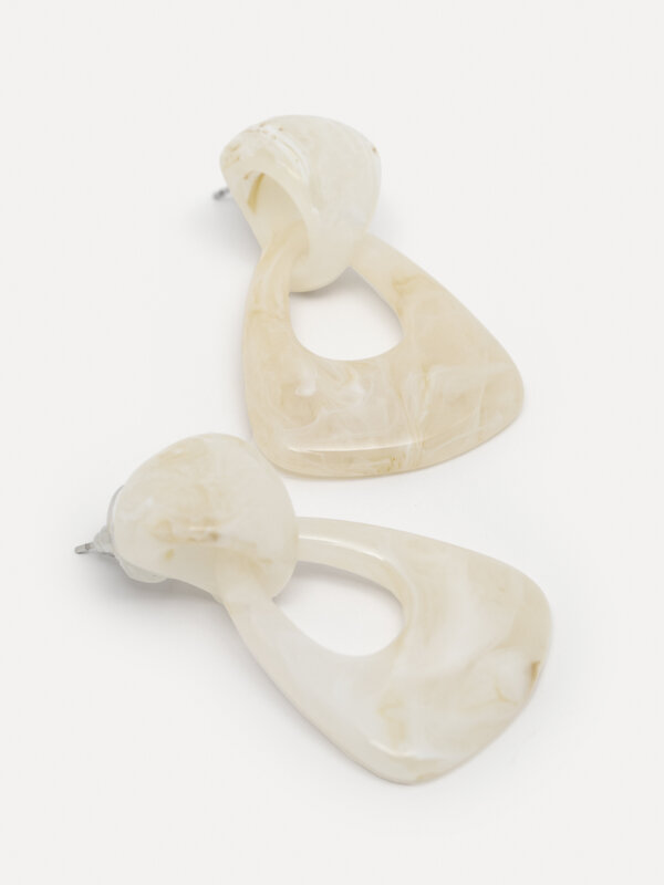 Les Soeurs Resin earring set Merel 1. Make a statement with these beautiful resin earrings, featuring a stunning marble d...