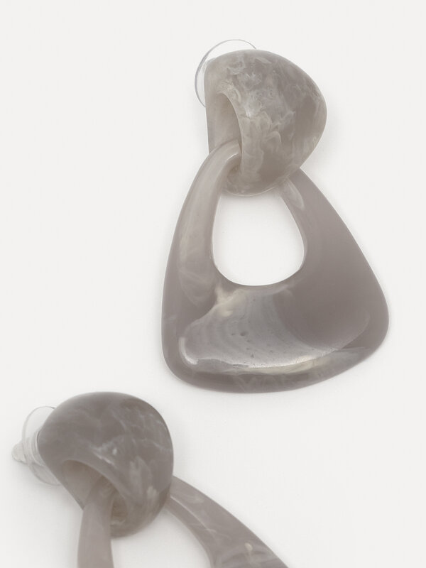 Les Soeurs Resin earring set Merel 2. Make a statement with these beautiful grey resin earrings, featuring a stunning mar...