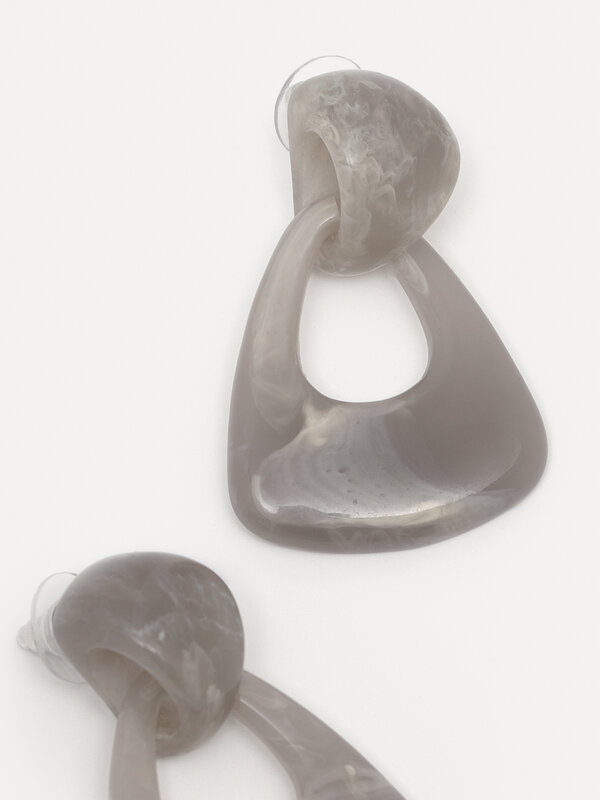 Les Soeurs Set de boucles d'oreilles Merel 2. Affirmez votre style avec ces magnifiques boucles d'oreilles gris en résine...