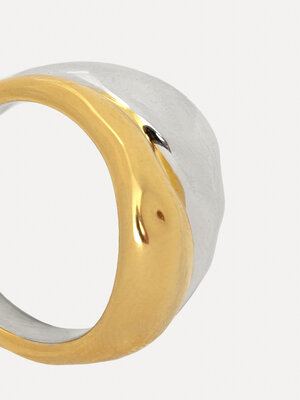 Ring Claire Dome. Creëer een tijdloos statement met deze tweekleurige dome ring. Gerecycled zilver en 14-karaats verguld ...