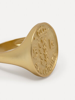 Ring Claire Coin. A subtle tribute to Belgium: the coin ring, featuring the design of the Belgian franc and a small LS de...