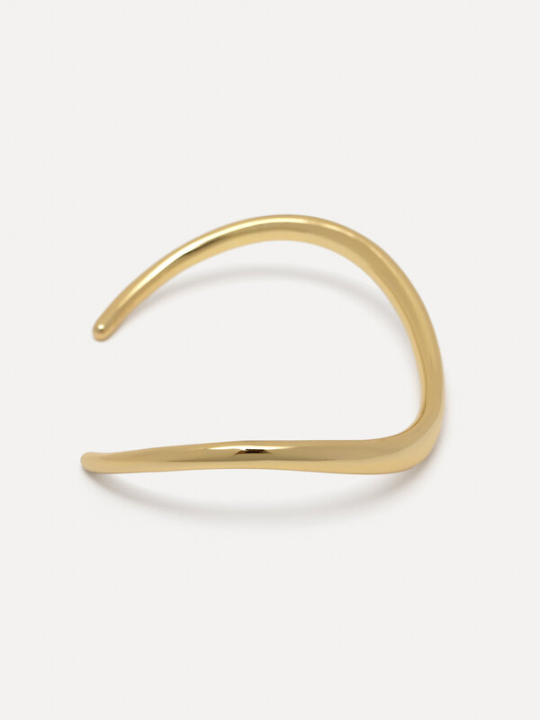 Les Soeurs Bracelet Mina 2. A subtle embrace of natural beauty: the organically shaped bangle. A timeless and elegant ele...