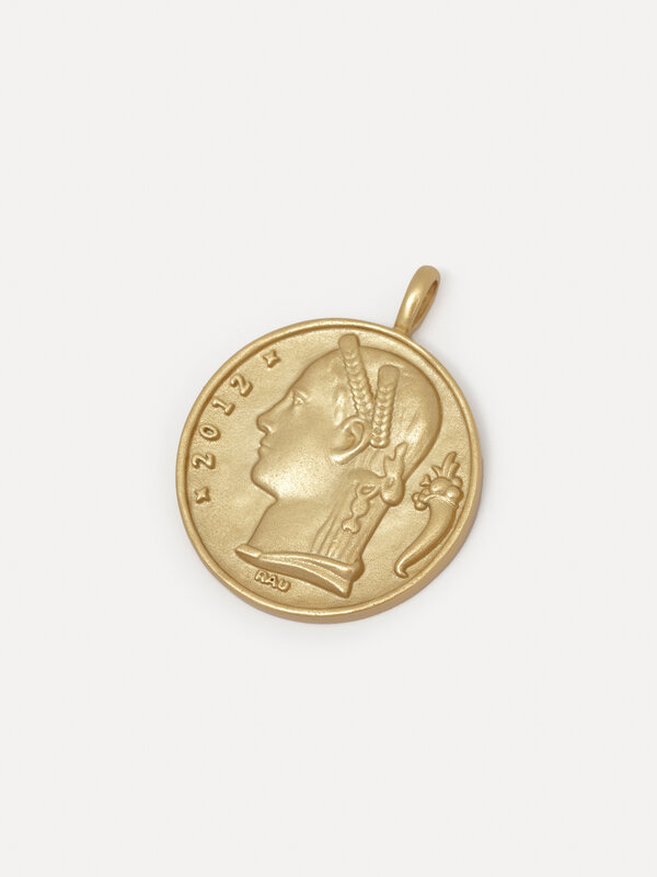 Les Soeurs Pendentif Coin 3. Insufflez une touche de nostalgie à votre style avec ce charm, un pendentif rond de 5 francs...