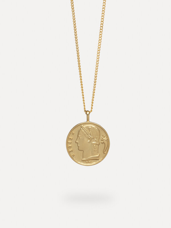 Les Soeurs Pendentif Coin 2. Insufflez une touche de nostalgie à votre style avec ce charm, un pendentif rond de 5 francs...