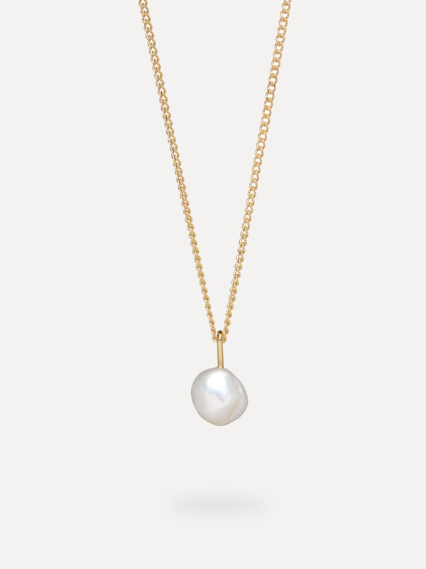 Les Soeurs Charm Pearl 2. Create a timeless allure with this beautiful charm, a baroque pearl designed to adorn your neck...