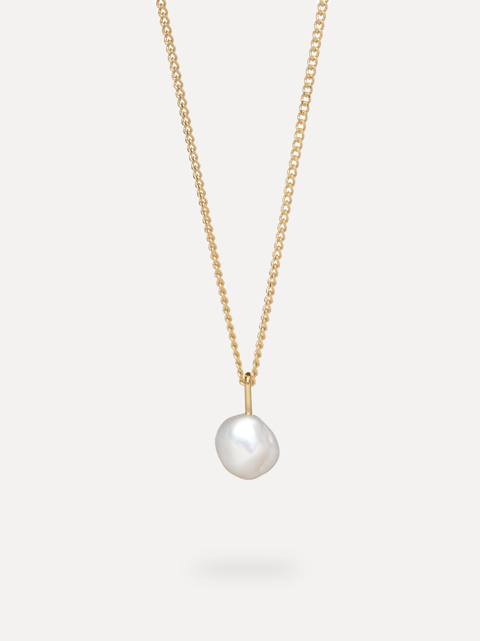 Les Soeurs Hangertje Pearl 2. Creëer een tijdloze uitstraling met deze mooie charm, een baroque parel voor aan je ketting...