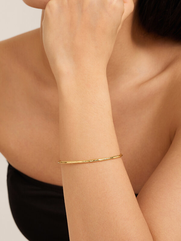 Les Soeurs Armband Mirella 2. Deze klassieke bangle-armband kan naadloos in elke look worden geïntegreerd. Met goud gedip...
