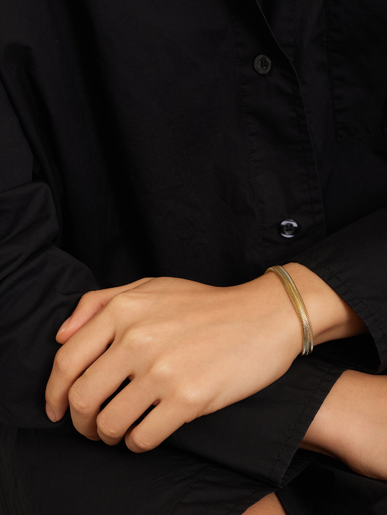 Les Soeurs Armband Mara Herringbone 2. Deze tijdloze armband heeft elegante herringbone schakels om dit klassieke ontwerp...