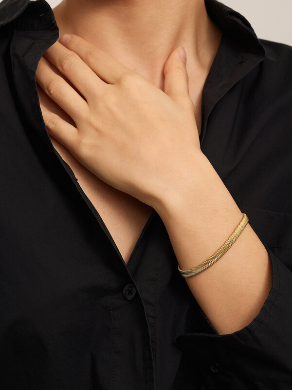 Les Soeurs Bracelet Mara Herringbone 3. This timeless bracelet features elegant herringbone links to give this classic de...