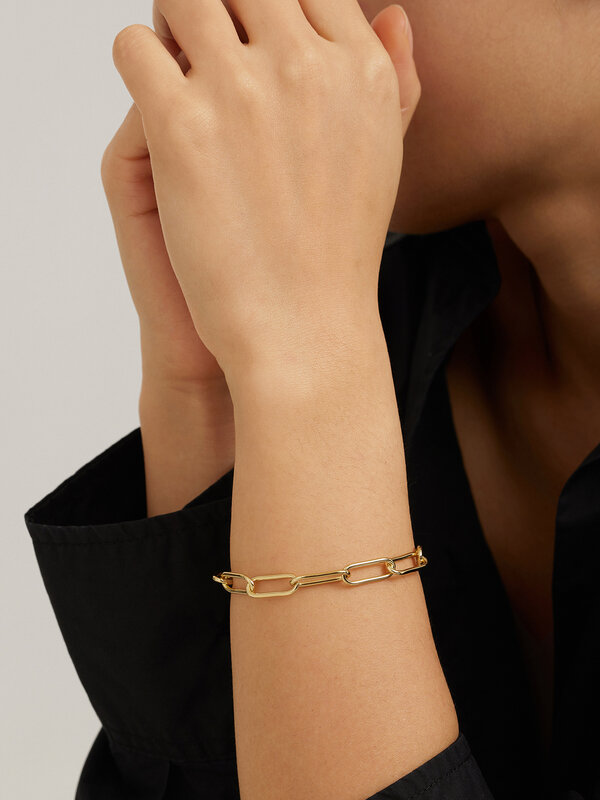 Les Soeurs Bracelet Mara Big Chain 2. Add this elegant understated flat link bracelet to your wrist. This timeless item f...