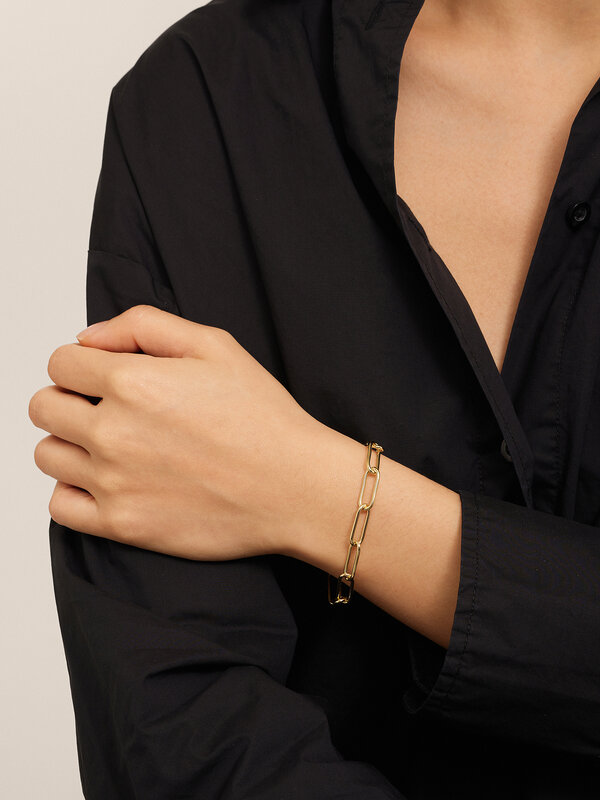 Les Soeurs Bracelet Mara Big Chain 3. Add this elegant understated flat link bracelet to your wrist. This timeless item f...