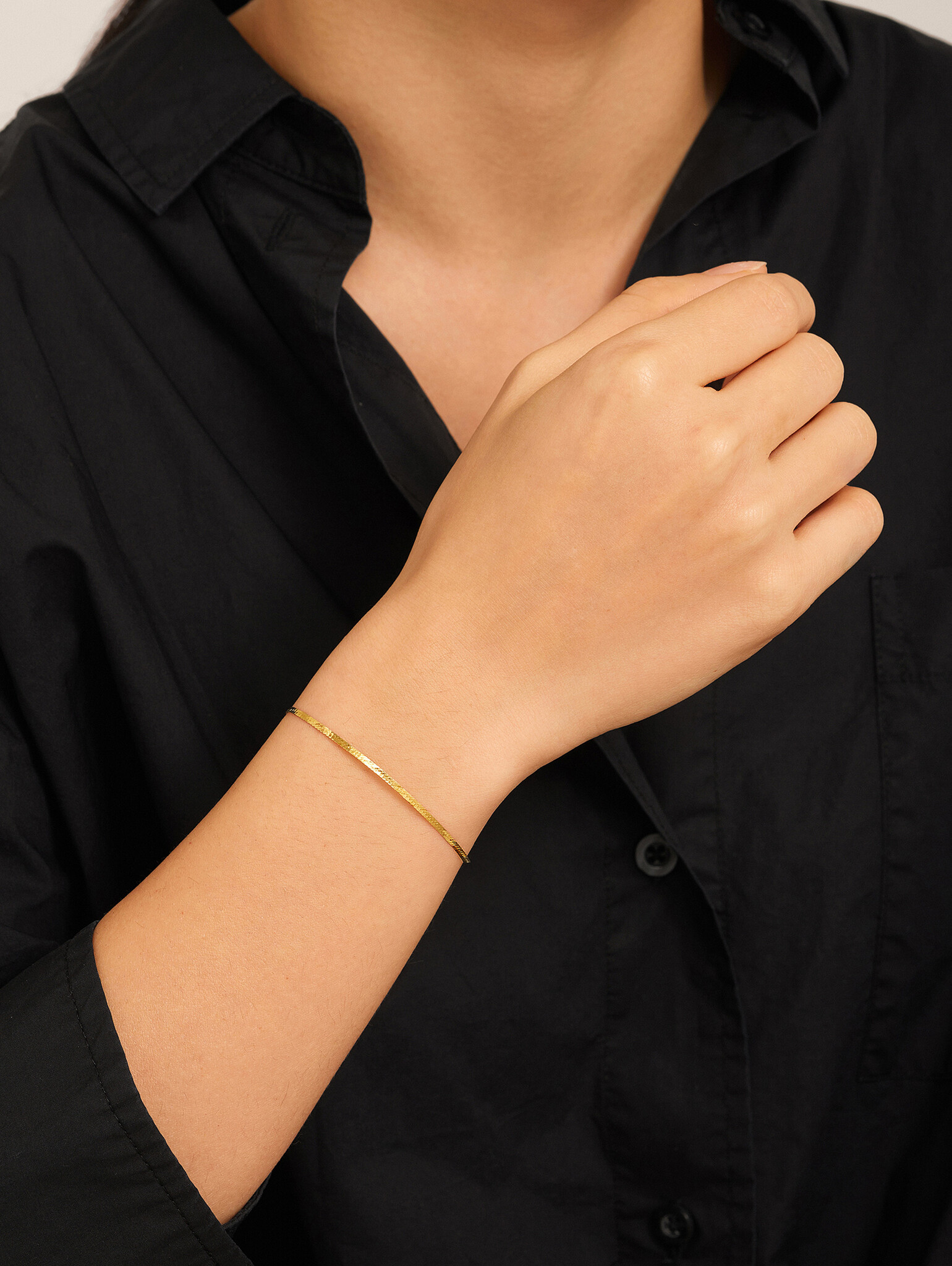 Les Soeurs Bracelet Hugo Snake Chain 3. Add a touch of refinement to your wrist with this beautiful bracelet in a delicat...