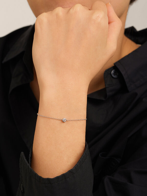 Les Soeurs Bracelet Hugo Strass 2. Découvrez ce magnifique bracelet où la simplicité parfaite se marie à l'élégance intem...