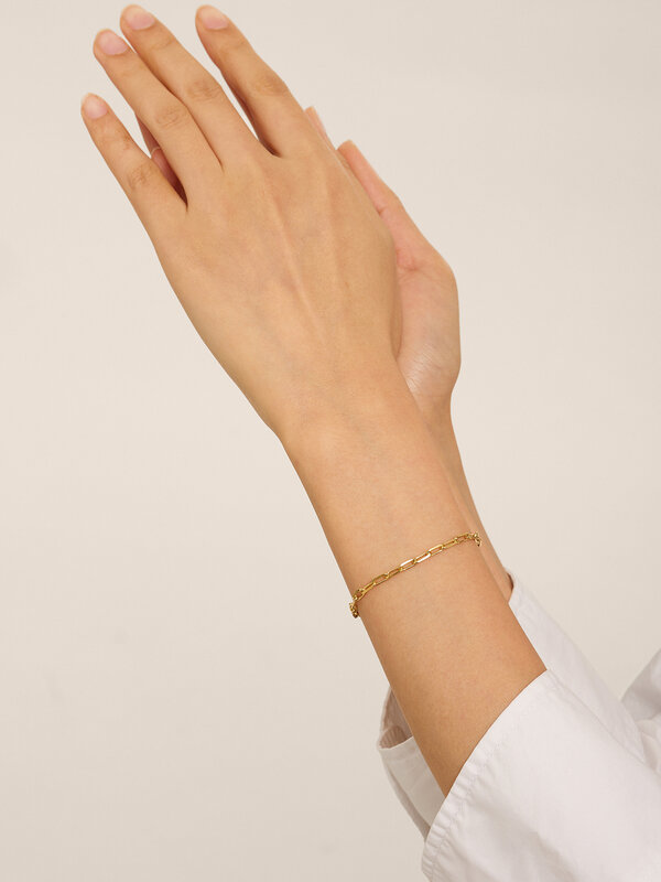 Les Soeurs Bracelet Hugo Big Chain 2. Bold yet simple, this link bracelet is a delicate yet striking addition to your eve...