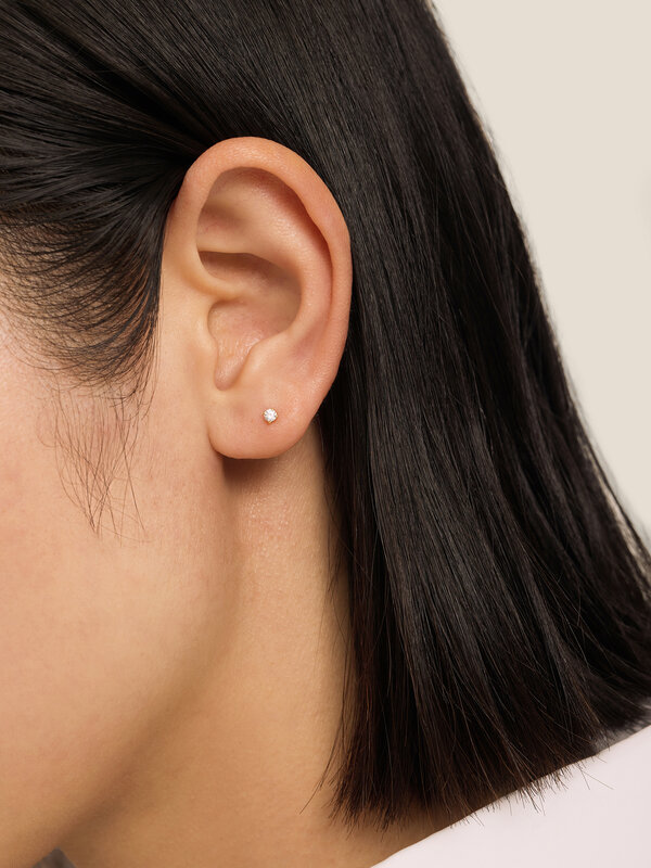 Les Soeurs Boucle d'oreille Jolie Strass 2. Cette boucle d'oreille avec pierre en zirconium est un ajout subtil à votre l...