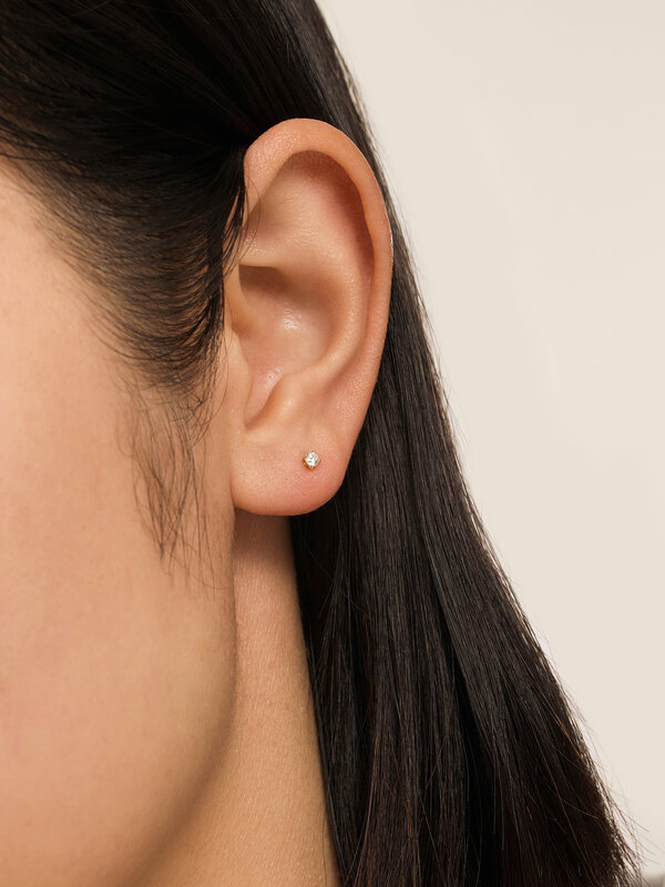 Les Soeurs Oorbel Jolie Strass 3. This earring with zirconium stone is a subtle addition to your fashion look.