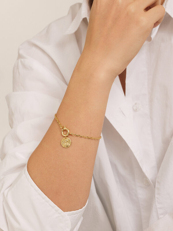 Les Soeurs Bracelet Hugo Coin 2. This link bracelet with a coin pendant is the perfect dainty piece of jewelry to add to ...