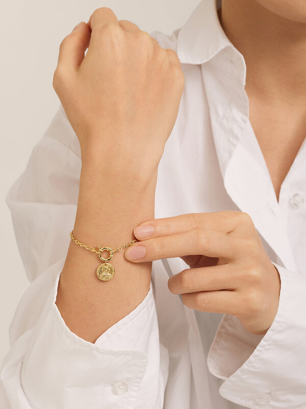 Les Soeurs Bracelet Hugo Coin 3. This link bracelet with a coin pendant is the perfect dainty piece of jewelry to add to ...
