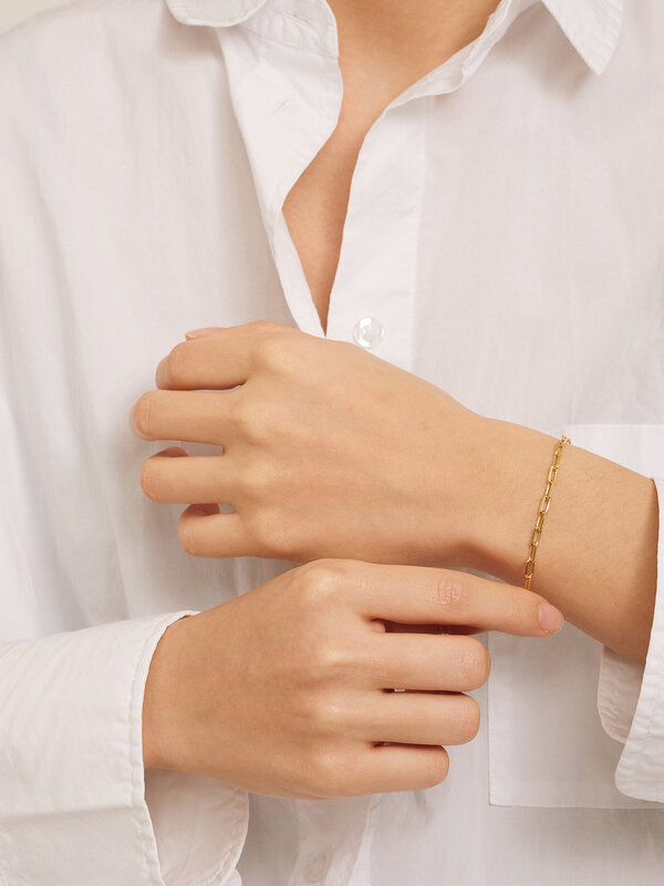 Les Soeurs Bracelet Hugo Big Chain 3. Bold yet simple, this link bracelet is a delicate yet striking addition to your eve...