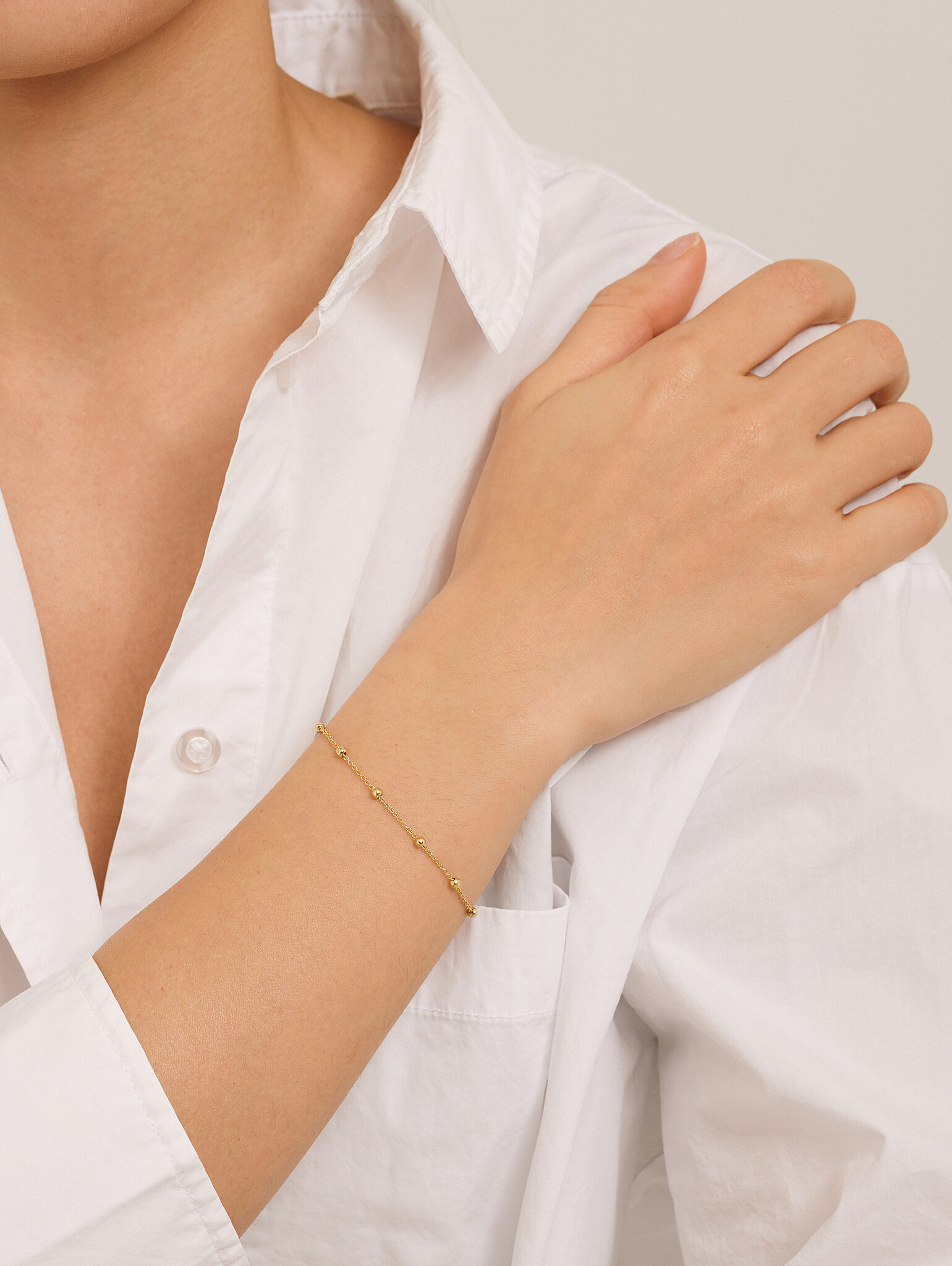 Les Soeurs Armband Hugo Dots 2. Dit charmante armbandje met kleine stipjes mag niet ontbreken in jouw sieradencollectie. ...