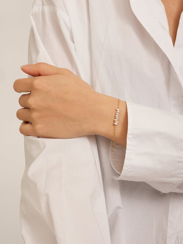 Les Soeurs Bracelet Harry Baguette 3. Créez un look raffiné et glamour avec ce bracelet intemporel, où les petites pierre...