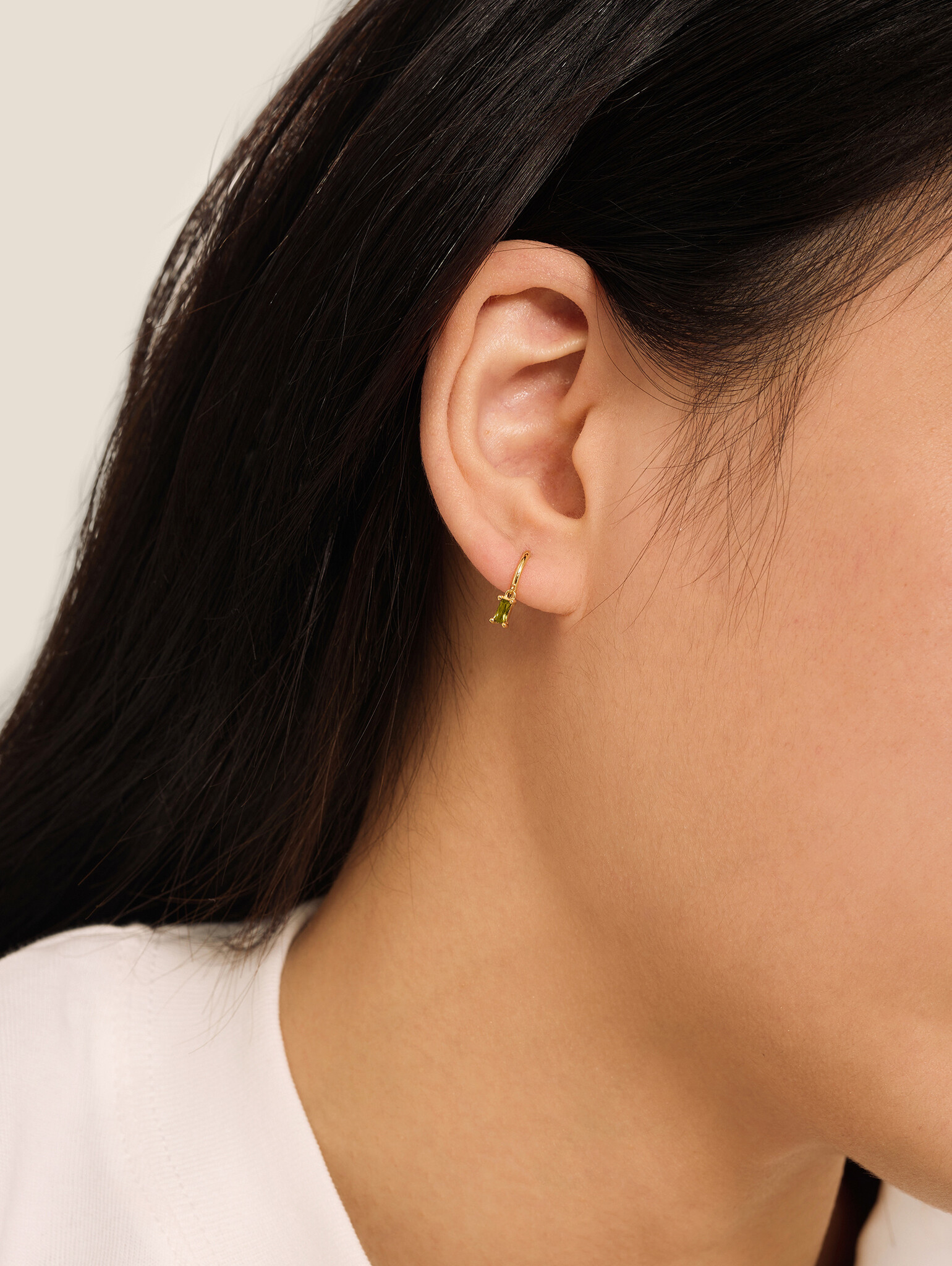 Les Soeurs Boucle d'Oreille Jeanne Pendaison Baguette 3. Ces charmantes boucles d'oreilles linéaires avec une pierre préc...