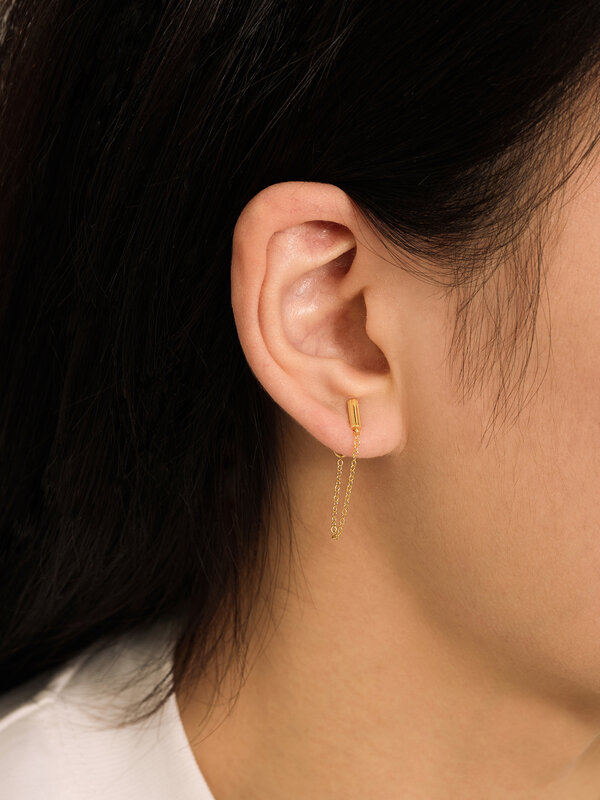 Les Soeurs Boucle d'oreille Cora Barre Chain 3. Drapez votre oreille de grâce avec cette superbe boucle d'oreille. Une ch...