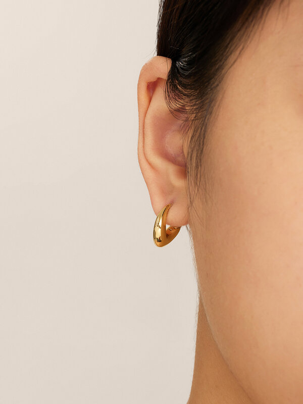 Les Soeurs Earring Joanne Flowy 2. If you want to give your everyday look a chic touch, this earring with a flowing desig...