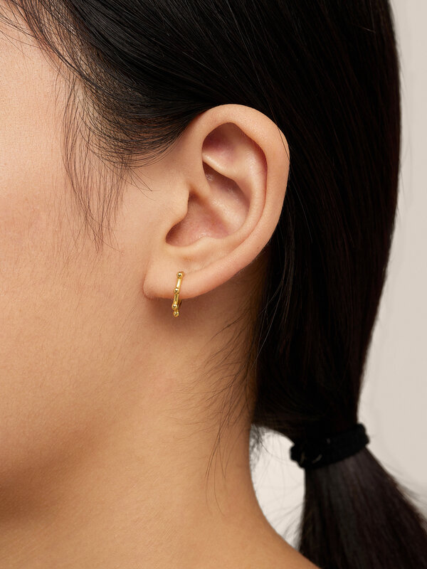 Les Soeurs Oorbel Jeanne Dots 2. Deze oorbelletjes zijn een perfecte basic. Ze kunnen elke dag gedragen worden als een su...