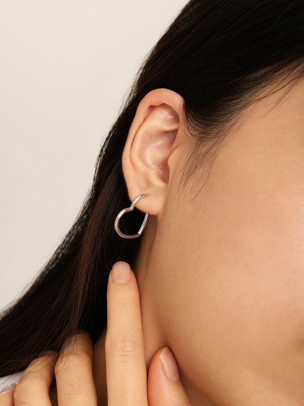 Les Soeurs Boucle d'oreille Jenny Heart 3. Créez des bijoux parfaitement imparfaits avec cette boucle d'oreille en forme ...