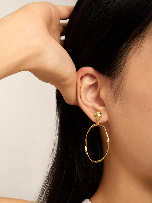 Les Soeurs Earrings Set Corine Flowy 2. With a clean, understated aesthetic, these beautiful hoop earrings can be worn fo...