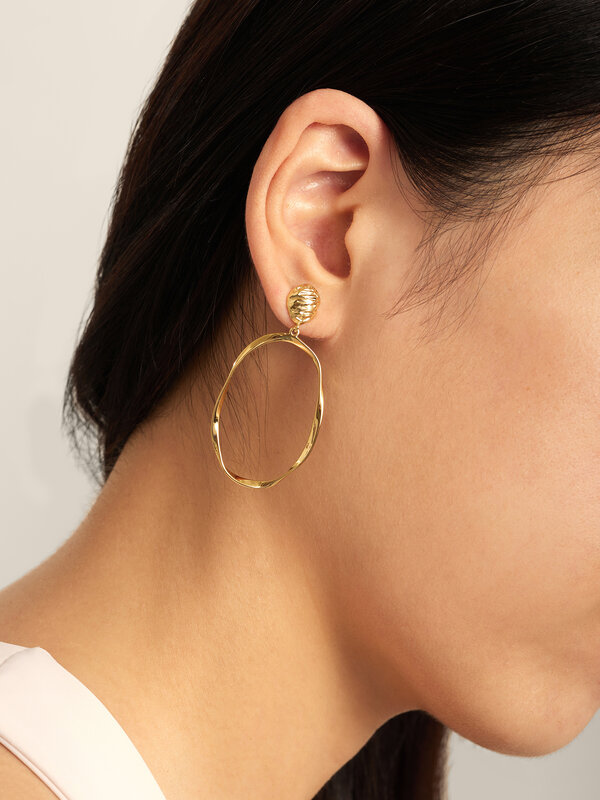 Les Soeurs Earrings Set Corine Flowy 3. With a clean, understated aesthetic, these beautiful hoop earrings can be worn fo...