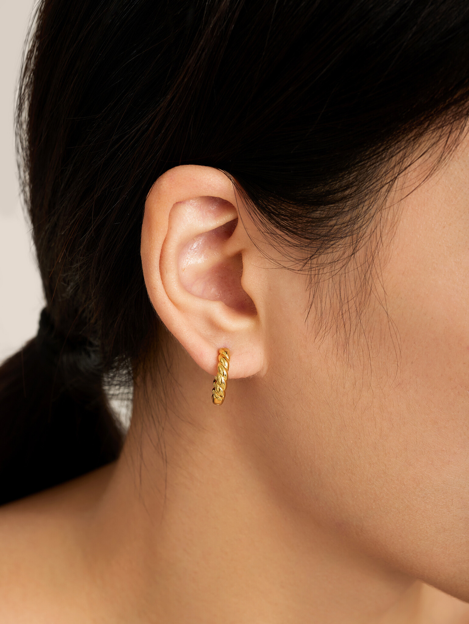 Les Soeurs Boucle d'oreille Twisted 3. Obtenir un look parisien n'a jamais été aussi facile grâce à ces boucles d'oreille...
