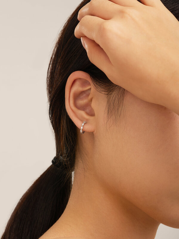 Les Soeurs Boucle d'oreille Jeanne Sunbeam Strass 3. Cette boucle d'oreille en or est une version moderne d'un style clas...