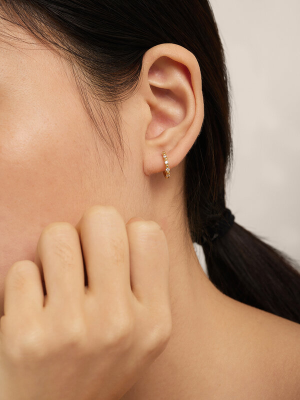 Les Soeurs Boucle d'oreille Jeanne Sunbeam Strass 2. Cette boucle d'oreille en or est une version moderne d'un style clas...