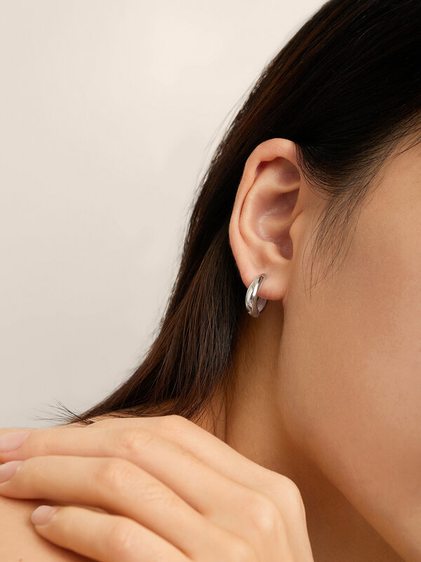 Les Soeurs Earring Joanne Oval 2. This elegant earring has a teardrop-shaped appearance when seen frontally due to the ta...