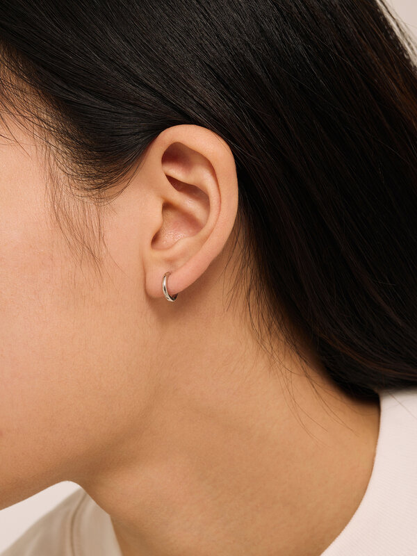 Les Soeurs Boucle d'Oreille Jeanne Mini 2. Cette boucle d'oreille est la base parfaite pour faire briller votre tenue. A ...