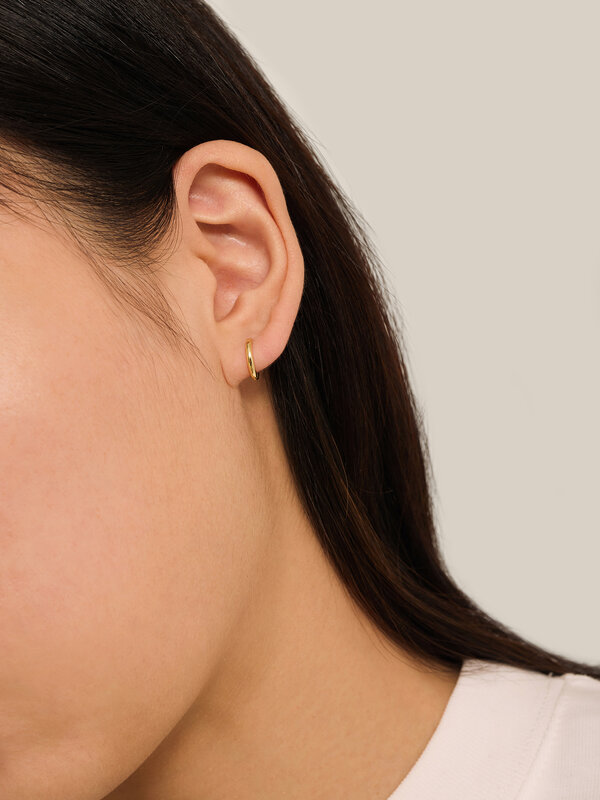 Les Soeurs Boucle d'Oreille Jeanne Mini 3. Cette boucle d'oreille est la base parfaite pour faire briller votre tenue. A ...