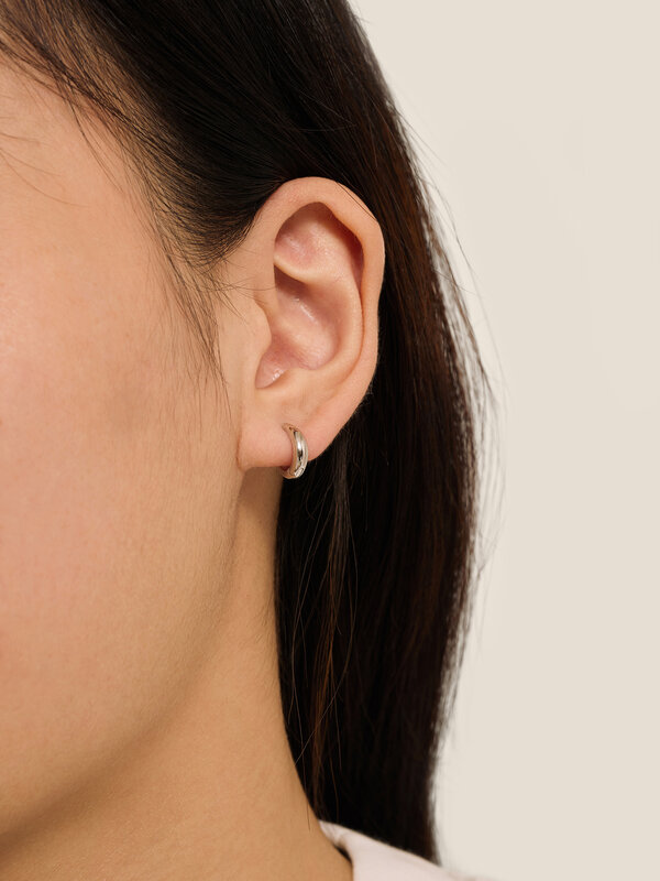 Les Soeurs Earring Joanne Oval Mini 2. Perfect for wearing alone or stacked, this minimalist gold earring is this season'...