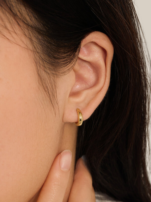 Les Soeurs Earring Joanne Oval Mini 2. Perfect for wearing alone or stacked, this minimalist gold earring is this season'...