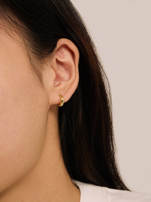 Les Soeurs Earring Joanne Oval Mini 3. Perfect for wearing alone or stacked, this minimalist gold earring is this season'...